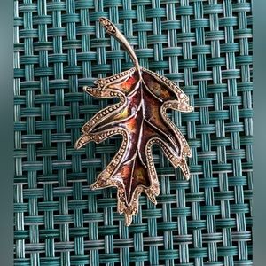 Costume Jewelry Detailed Leaf Pin
